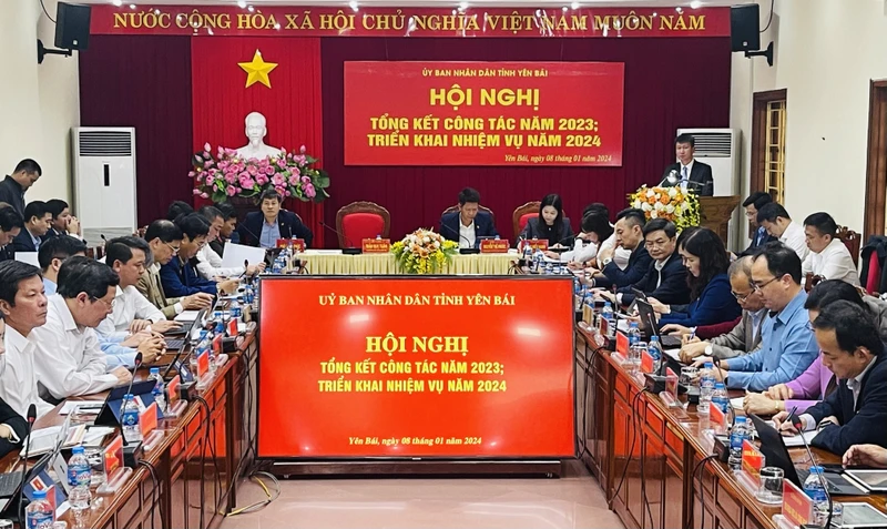 Chủ tịch Ủy ban nhân dân tỉnh Trần Huy Tuấn phát biểu chỉ đạo hội nghị. (Ảnh THANH SƠN).