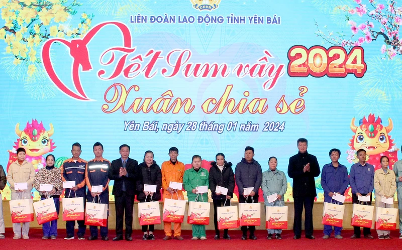 Chủ tịch Ủy ban nhân dân tỉnh Trần Huy Tuấn trao quà Tết cho người lao động. (Ảnh: THANH SƠN)