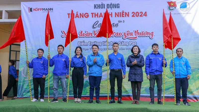 Trao cờ cho các đội thanh niên tình nguyện (Ảnh THANH SƠN).