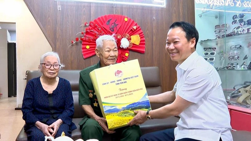 Bí thư Tỉnh ủy Đỗ Đức Duy tặng quà chiến sĩ Điện Biên tại thành phố Yên Bái. Ảnh: THANH SƠN.