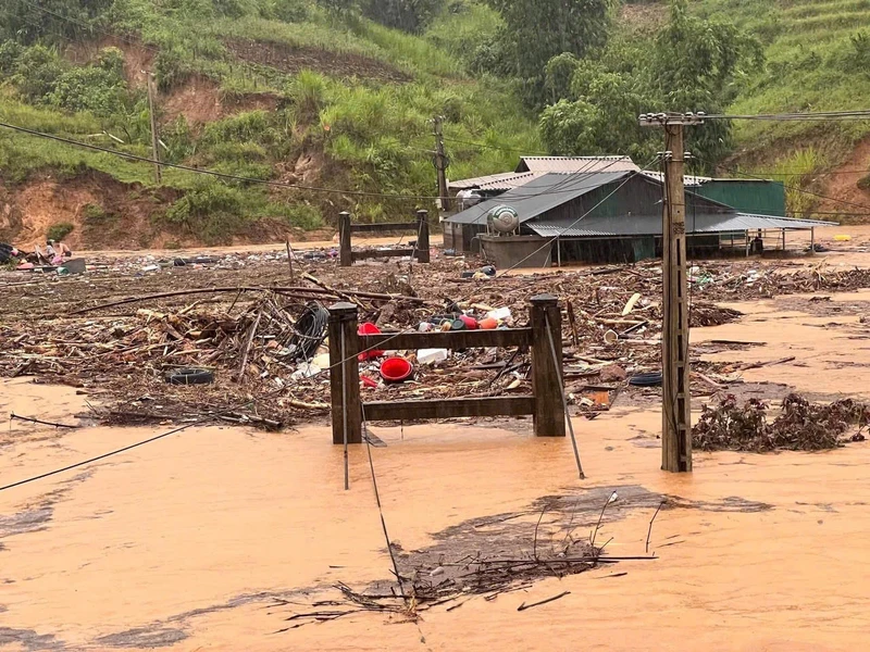 Cầu treo Mảnh Tầu, xã Bản Mù bị lũ nhấn chìm. (Ảnh: THANH SƠN)