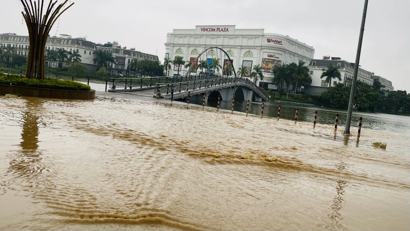 Nước sông Hồng tràn vào cô lập khu vực phường Nguyễn Thái Học, thành phố Yên Bái. (Ảnh: THANH SƠN)