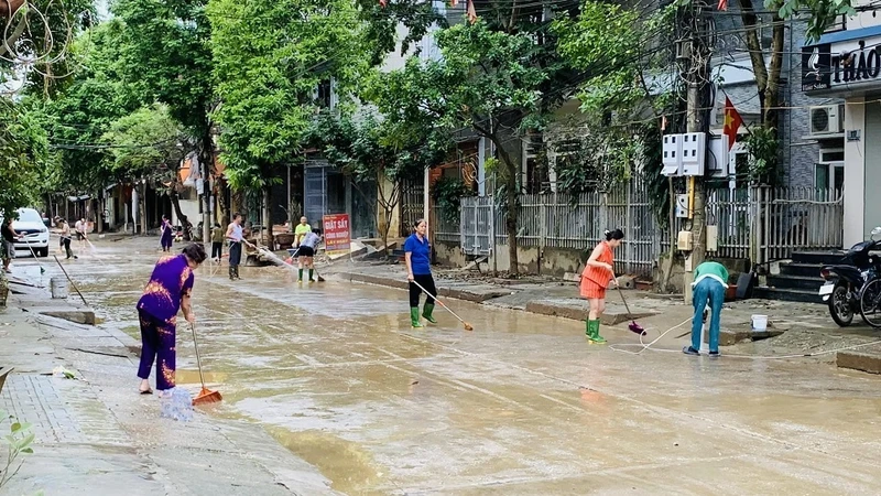 Ngay sau khi nước rút, người dân phường Hồng Hà, thành phố Yên Bái tham gia dọn vệ sinh đường phố. (Ảnh: THANH SƠN)