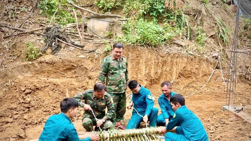 Lực lượng quân sự tiến hành gói buộc, bảo đảm khâu vận chuyển bom an toàn. (Ảnh: THANH SƠN)