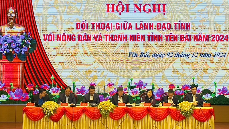 Toàn cảnh lãnh đạo tỉnh Yên Bái đối thoại với nông dân và tuổi trẻ. (Ảnh: THANH SƠN)