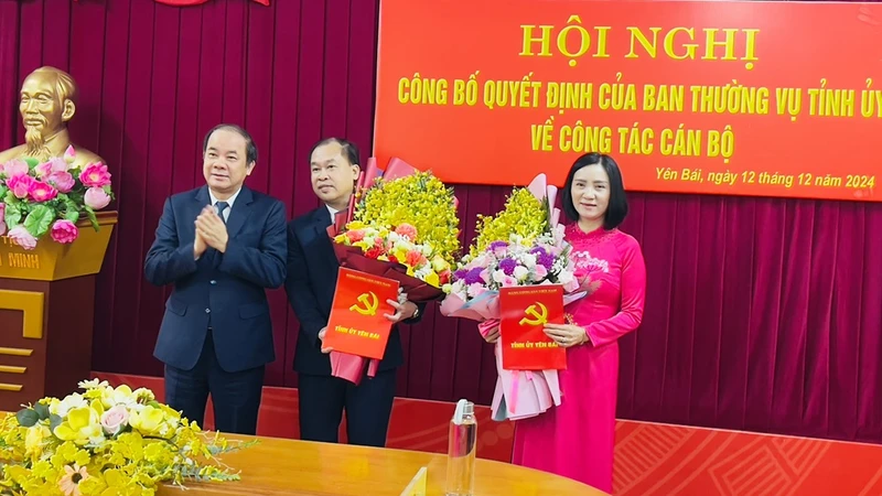 Phó Bí thư Thường trực Tạ Văn Long trao quyết định và hoa cho các đồng chí vừa được bổ nhiệm. (Ảnh: THANH SƠN)