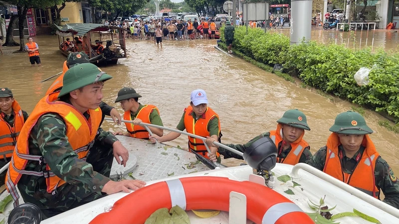 Cán bộ chiến sĩ Quân khu 2 tham gia ứng cứu người dân tại thành phố Yên Bái trong bão Yagi. (Ảnh: THANH SƠN)