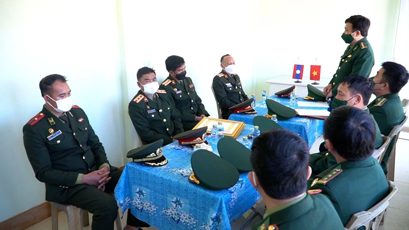 Bộ Chỉ huy Bộ đội Biên phòng Nghệ An và Bộ Chỉ huy Quân sự tỉnh Houaphanh cùng trao đổi tình hình an ninh biên giới.