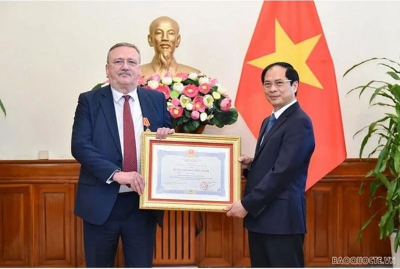 Thừa ủy quyền của Chủ tịch nước, Bộ trưởng Ngoại giao Bùi Thanh Sơn đã trao tặng Huân chương Hữu nghị cho Đại sứ Hungary tại Việt Nam Ory Csaba. (Nguồn: baoquocte.vn).
