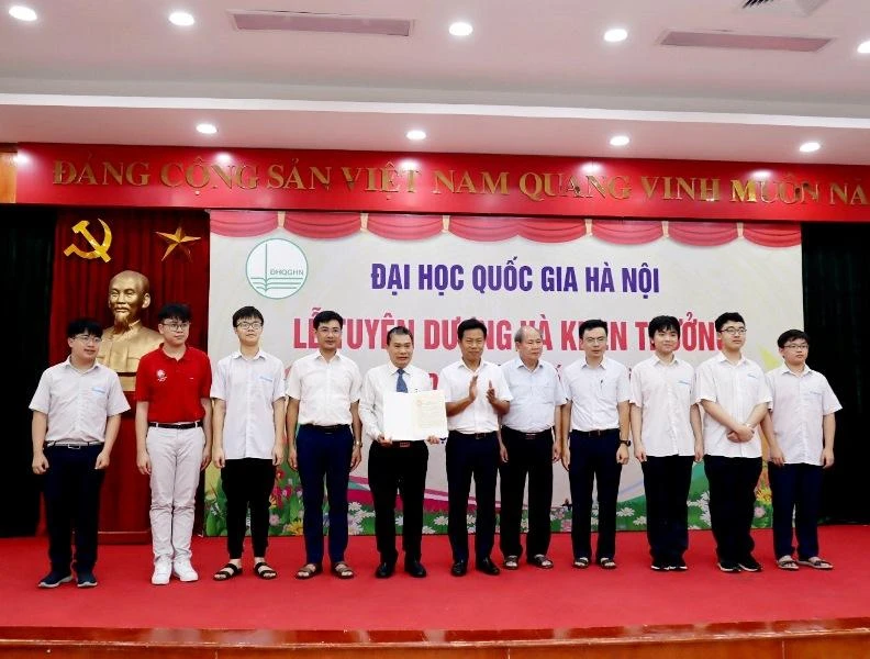 Lãnh đạo Đại học Quốc gia Hà Nội trao thư khen của Chủ tịch nước cho thầy, trò, Trường THPT chuyên Khoa học Tự nhiên.