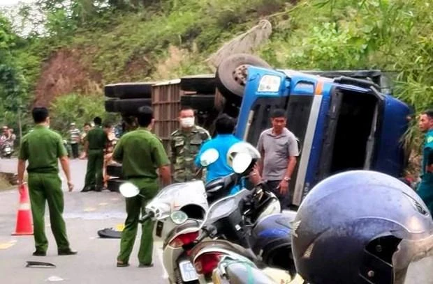 Hiện trường vụ tại nạn thương tâm khiến 2 anh em tử vong tại chỗ. (Nguồn: nld.com.vn)