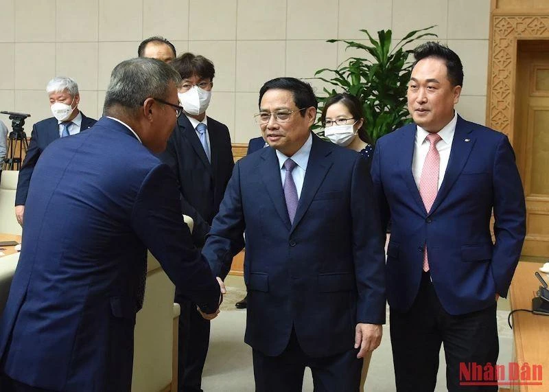 Thủ tướng Phạm Minh Chính với đại diện một số tổ chức, hiệp hội doanh nghiệp Hàn Quốc tại Việt Nam. 
