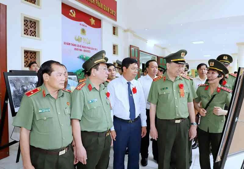 Bộ trưởng Tô Lâm và đại biểu tham quan Nhà trưng bày tư liệu Kế hoạch CM12 vào chiều 11/8. 