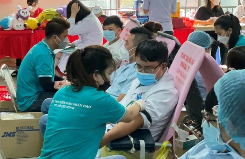 Các y, bác sĩ tham gia hiến máu tại Ngày hội hiến máu "Giọt máu hồng Hè 2022". 