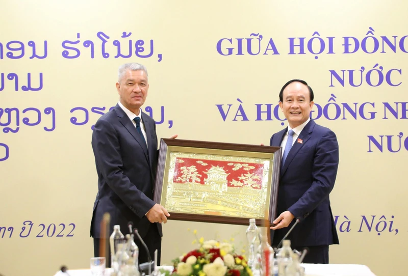 Chủ tịch Hội đồng nhân dân TP Hà Nội trao quà lưu niệm tặng Chủ tịch Hội đồng nhân dân Thủ đô Vientiane.