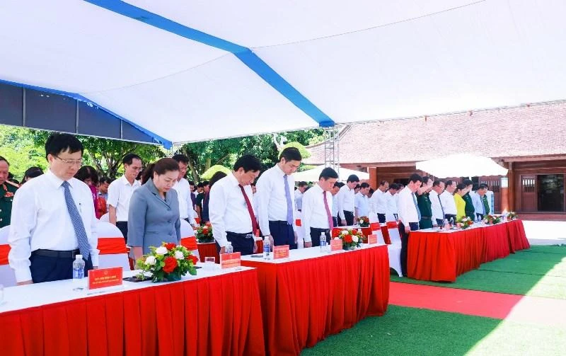 Các đồng chí lãnh đạo tỉnh Nghệ An, huyện Nam Đàn cùng các đại biểu dự lễ dành phút mặc niệm tưởng nhớ công lao to lớn của Chủ tịch Hồ Chí Minh. 