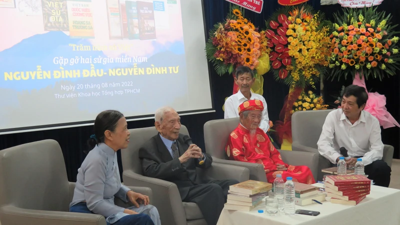 Nhà nghiên cứu lịch sử Nguyễn Đình Đầu (người thứ hai từ trái qua) trả lời câu hỏi của khán giả tại buổi gặp gỡ. 