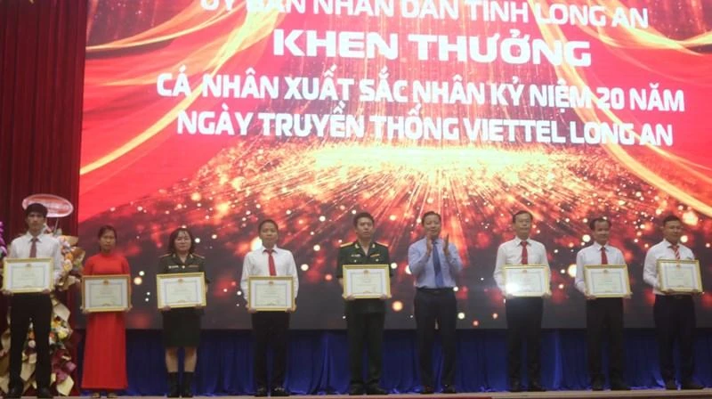 Trao Bằng khen của Chủ tịch Ủy ban nhân dân tỉnh Long An tặng các cá nhân có thành tích xuất sắc qua 20 năm hình thành và phát triển Viettel Long An. 