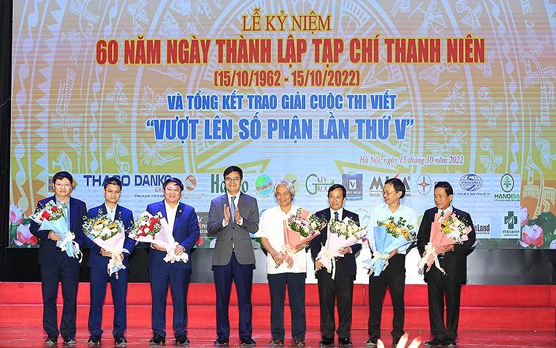 Đồng chí Bùi Quang Huy (thứ 4 từ trái sang) tặng hoa chúc mừng Hội đồng Biên tập Tạp chí Thanh Niên nhân kỷ niệm 60 năm Ngày thành lập Tạp chí.