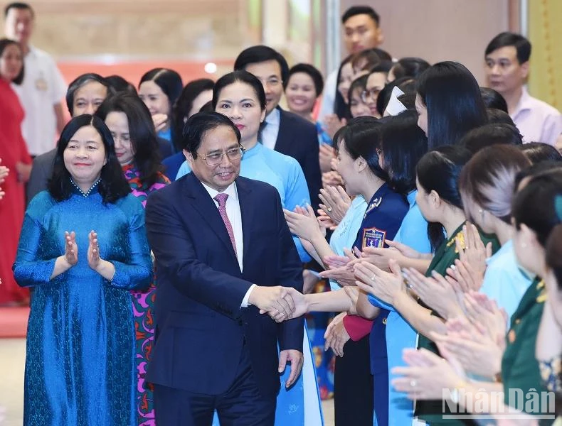 Thủ tướng Phạm Minh Chính và các đại biểu tham dự Hội nghị đối thoại với phụ nữ Việt Nam sáng 15/10.