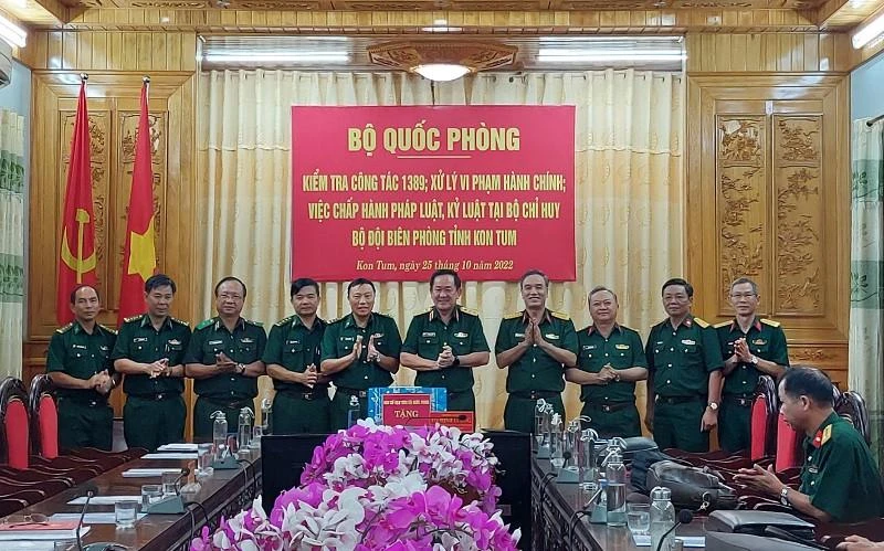 Thượng tướng Võ Minh Lương trao quà của Ban Chỉ đạo 1389/Bộ Quốc phòng cho Bộ Chỉ huy Bộ đội Biên phòng tỉnh Kon Tum.