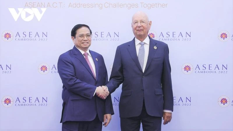 Thủ tướng Chính phủ Phạm Minh Chính và Giáo sư Klaus Schwab, Nhà sáng lập kiêm Chủ tịch điều hành WEF (Ảnh: VOV)