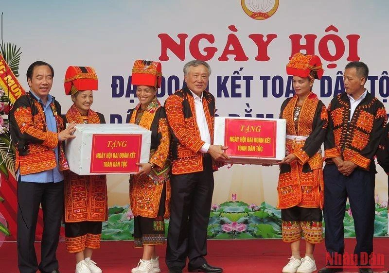 Đồng chí Nguyễn Hòa Bình trao tặng quà cho các gia đình chính sách tại hai thôn Pó Pằm và Trà Ký, Mẫu Sơn, Lộc Bình (tỉnh Lạng Sơn).