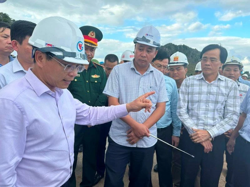 Bộ trưởng Nguyễn Văn Thắng (ngoài cùng bên trái) trực tiếp thị sát dự án thành phần Mai Sơn-Quốc lộ 45.