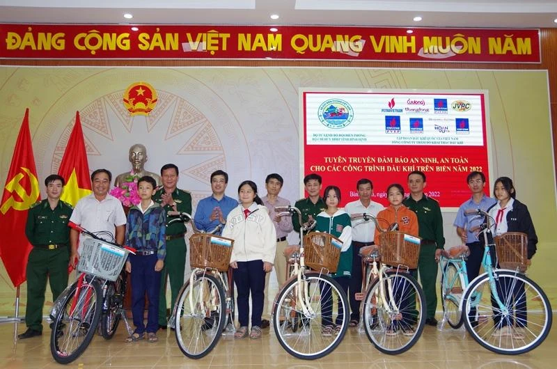 Các đơn vị trao tặng xe đạp cho các em học sinh nghèo vượt khó học giỏi là con em của các gia đình ngư dân tại Bình Định.
