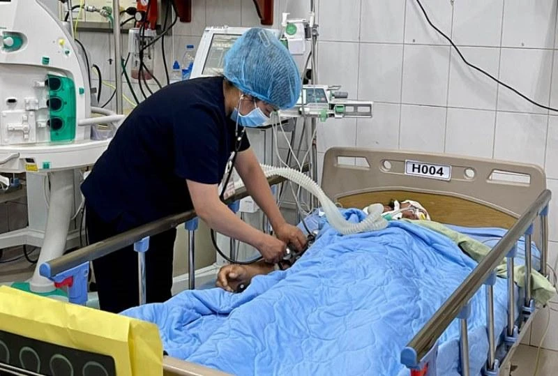 Một bệnh nhân nghi ngộ độc rượu được điều trị tại Bệnh viện đa khoa Lâm Đồng. (Ảnh minh họa)