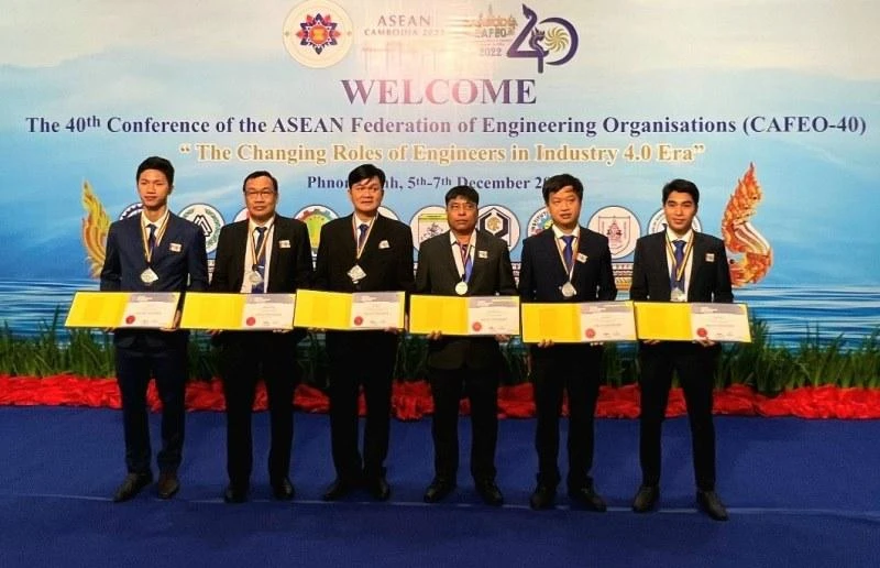 6 kỹ sư thuộc EVNHCMC đại diện cho 64 kỹ sư ASEAN nhận chứng chỉ tại Hội nghị lần này.