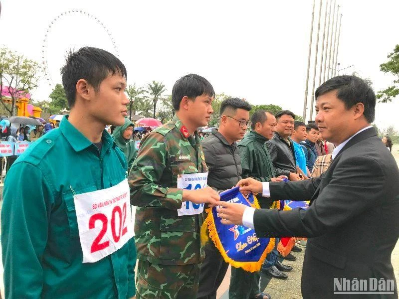Ủy viên dự khuyết Trung ương Đảng, Phó Bí thư Thường trực Thành ủy, Chủ tịch HĐND thành phố Đà Nẵng Lương Nguyễn Minh Triết trao cờ lưu niệm cho các đơn vị tham gia giải.