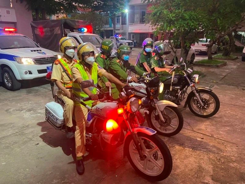 Công an thành phố Tuy Hòa tăng cường tuần tra, kiểm soát, bảo đảm an toàn giao thông ban đêm.