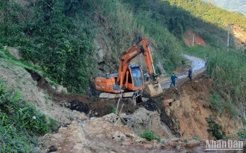 Khắc phục sạt lở tuyến đường thị trấn Mường Xén đi Tây Sơn. 