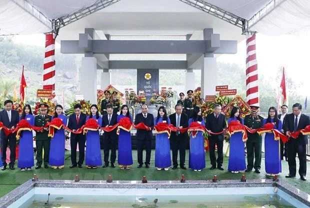 Chủ tịch nước Nguyễn Xuân Phúc và các đại biểu thực hiện nghi thức khánh thành. (Ảnh TTXVN)