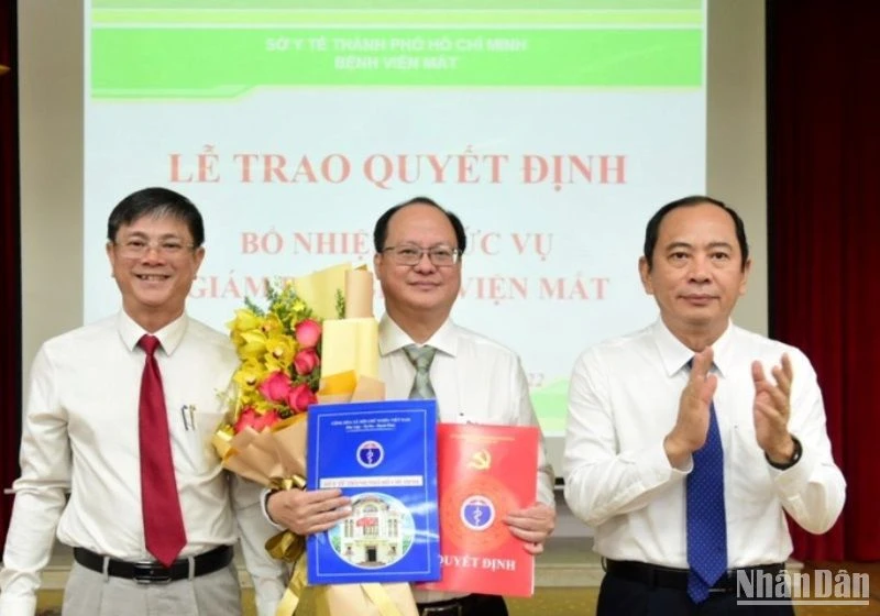 Lãnh đạo Sở Nội vụ và Sở Y tế TP Hồ Chí Minh trao quyết định bổ nhiệm Giám đốc Bệnh viện Mắt TP Hồ Chí Minh cho bác sĩ Lê Anh Tuấn.