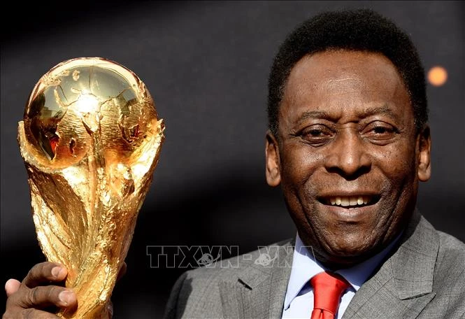 FIFA treo cờ rủ để tưởng nhớ "Vua bóng đá" Pele. (Ảnh: AFP/TTXVN)