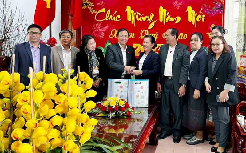 Đoàn công tác Hội Liên hiệp Phụ nữ tỉnh Champasak thăm và chúc Tết tại huyện Đam Rông.