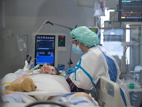 Điều trị cho bệnh nhân nhiễm Covid-19, lao phổi tại bệnh viện ở Barcelona, Tây Ban Nha. (Ảnh: AFP/TTXVN)