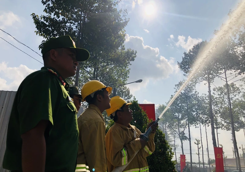 Thành viên “Tổ xe ba gác chữa cháy lưu động” vận hành thao tác chữa cháy.