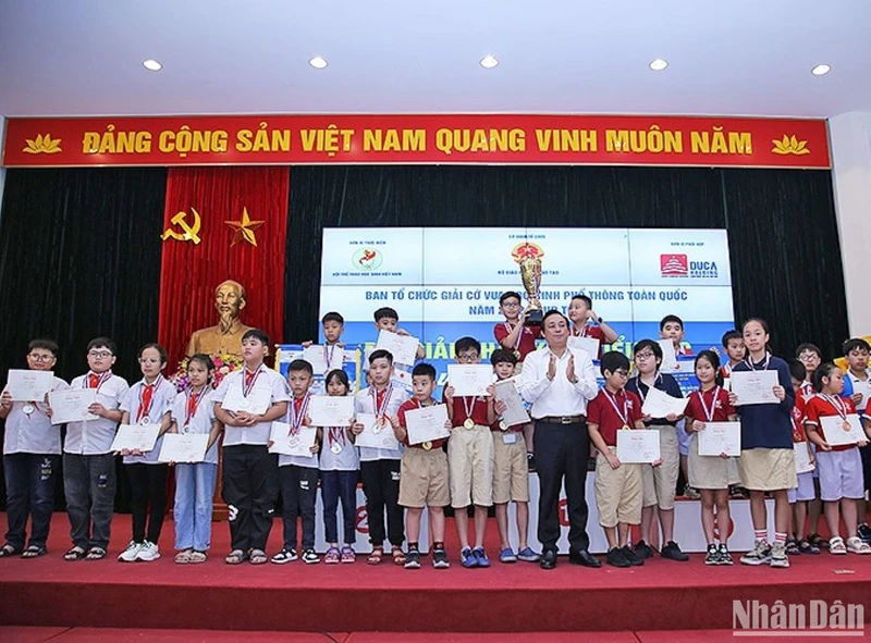Ban tổ chức trao Cúp vô địch cấp tiểu học tặng các kỳ thủ xuất sắc tại buổi lễ. 