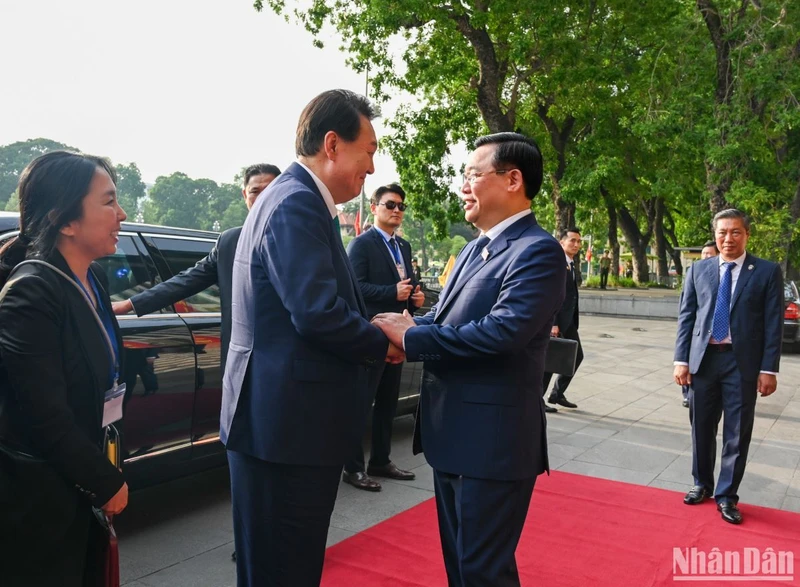 Chủ tịch Quốc hội Vương Đình Huệ vui mừng chào đón Tổng thống Hàn Quốc Yoon Suk Yeol thăm chính thức Việt Nam.