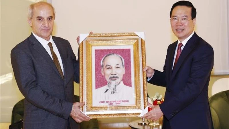Chủ tịch nước Võ Văn Thưởng tặng bức chân dung Chủ tịch Hồ Chí Minh cho Tổng Bí thư Đảng Cộng sản Italia Mauro Alboresi. (Ảnh TTXVN)
