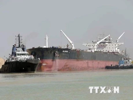 Vụ va chạm giữa hai tàu đã gây gián đoạn giao thông trên kênh Suez. (Nguồn: AP)