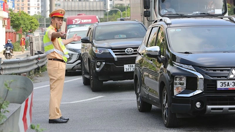 Lực lượng cảnh sát giao thông điều tiết giao thông tại các cửa ngõ thành phố.