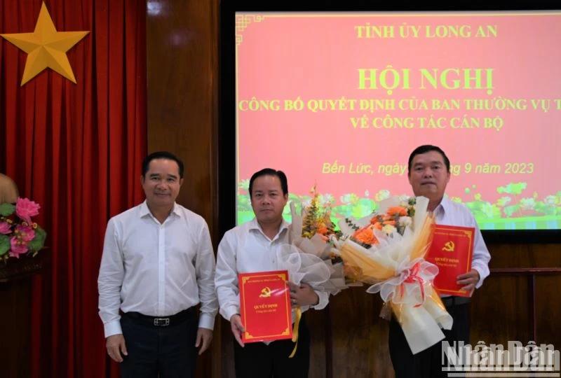 Bí thư Tỉnh ủy Long An Nguyễn Văn Được trao quyết định điều động cán bộ tại huyện Bến Lức (Long An).