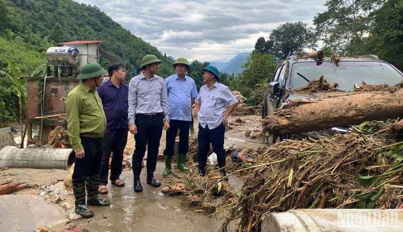 Chủ tịch Ủy ban nhân dân tỉnh Lào Cai Trịnh Xuân Trường kiểm tra hiện trường vụ lũ ống ở xã Liên Minh, thị xã Sa Pa. (Ảnh: QUỐC HỒNG)