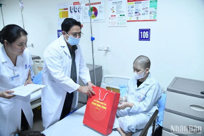 Thủ tướng Phạm Minh Chính thăm, tặng quà động viên bệnh nhi đang điều trị tại Viện Huyết học - Truyền máu Trung ương.