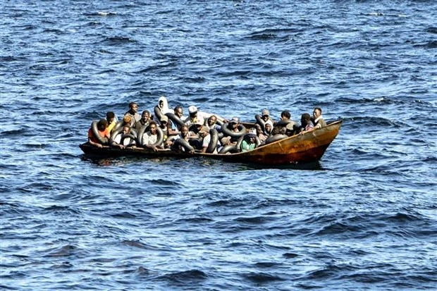 Người di cư trên thuyền nhỏ. (Ảnh: AFP/TTXVN)