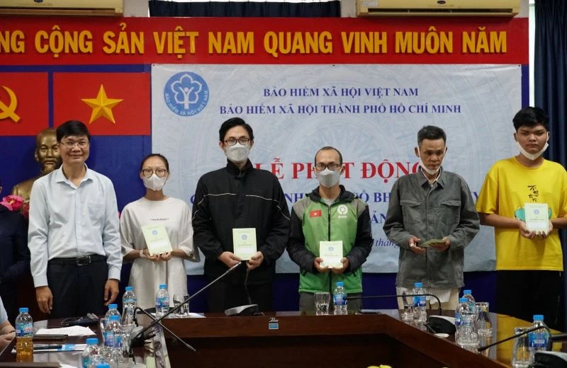 Trao thẻ bảo hiểm y tế, sổ Bảo hiểm xã hội cho người dân có hoàn cảnh khó khăn, diện chính sách trên địa bàn Thành phố Hồ Chí Minh. 